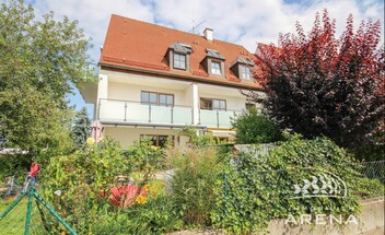 Ruhig am Bachlauf gelegen! Helle, großzügige 3 1/2 ZKB mit Südloggia, Einzelgarage, frei!