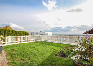 Gelegenheit am Schellenberg! Unverbauter Split-Level-Bungalow mit Fernblick, 2 Garagen, EBK, Kamin!