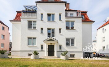 Göggingen! Selber gestalten! Ideal aufgeteilte 3 ZKB, hohe Räume, Außenstellpl., 1. OG., frei!