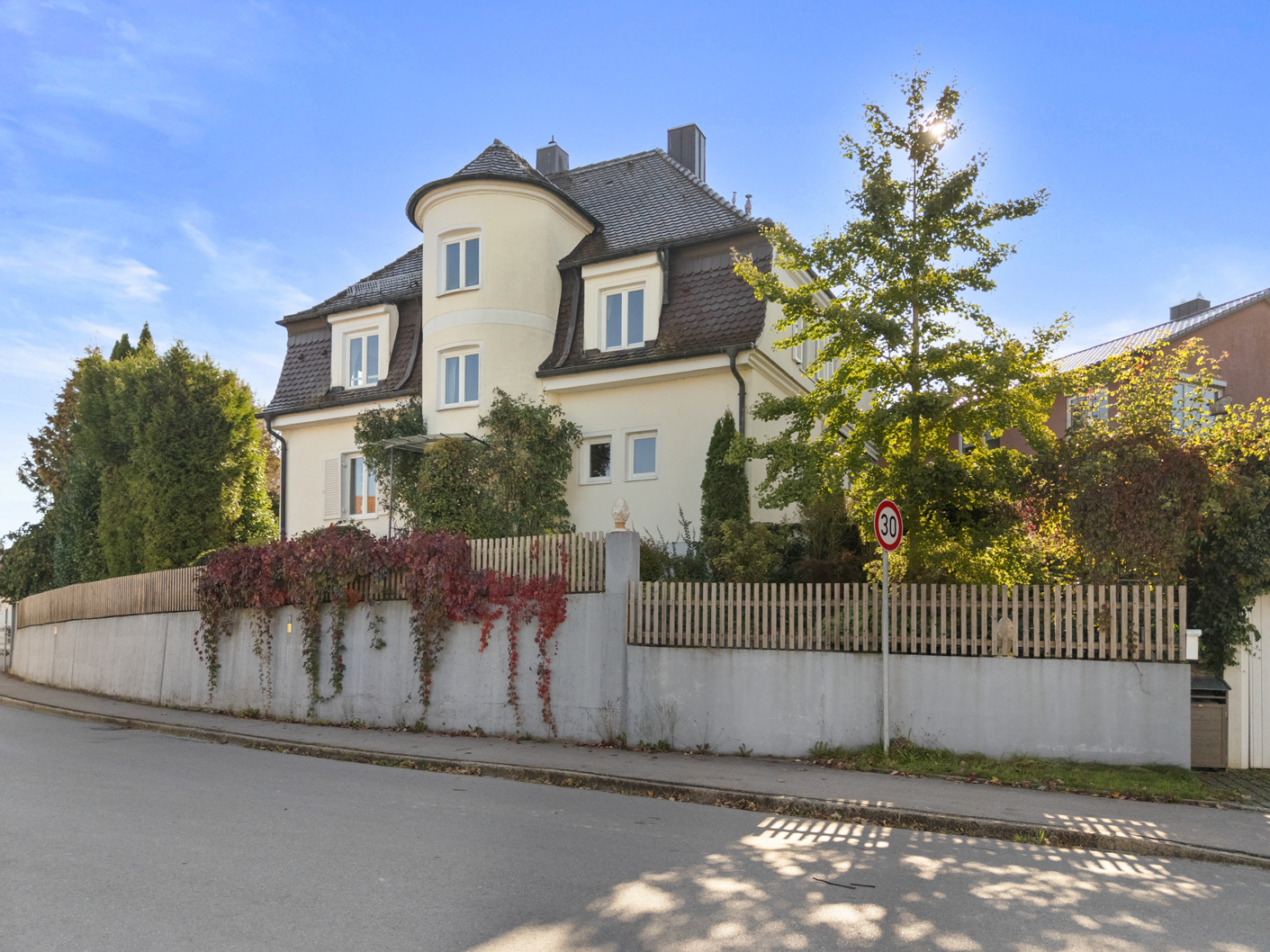 Westheim - Stilvolles EFH mit WiGa, Keller, 2 Garagen, Kamin, EBK, 4 KiZi, ausbaufähiges DG!